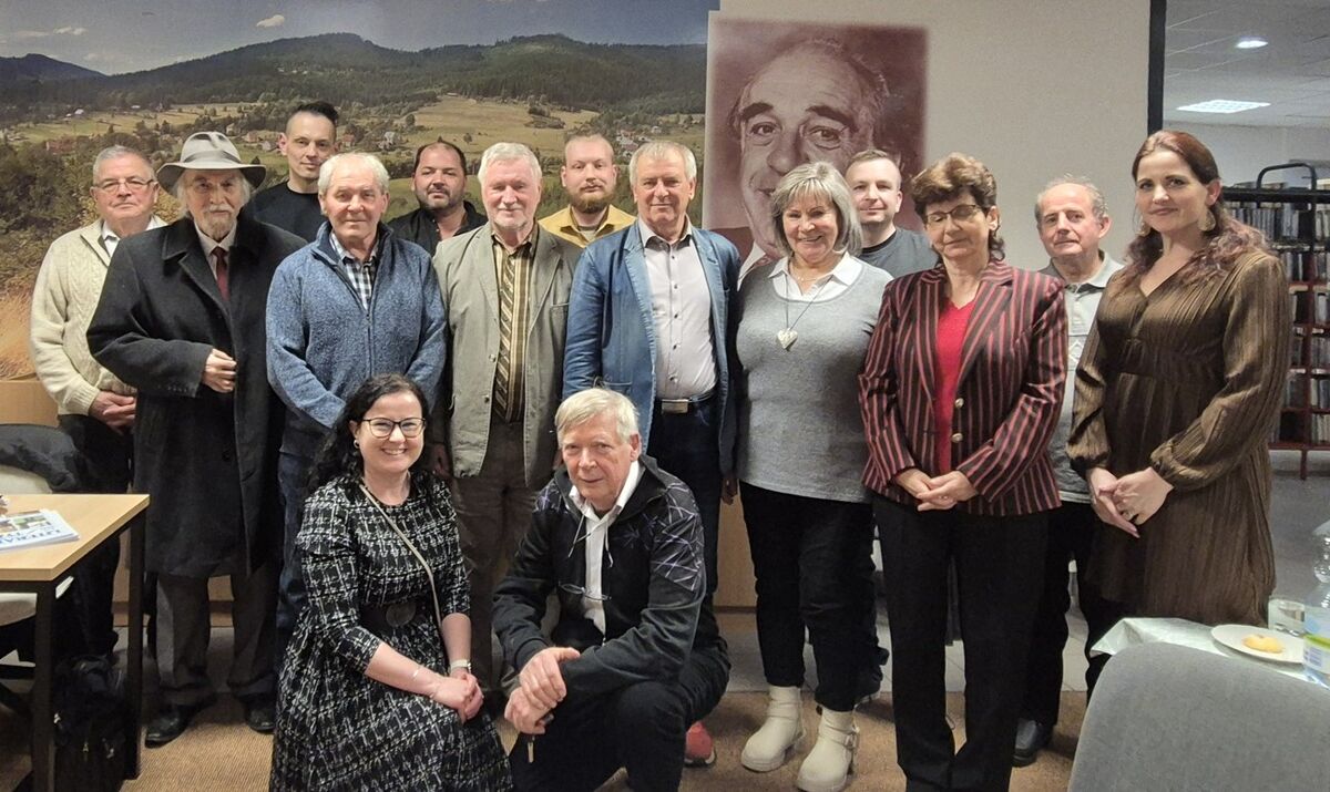 Autori v kniznici 2025 spolocna foto