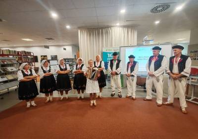 Ženská spevácka skupina Dolinka, Vaneska Halvoníková a Ľudová hudba Starejší
