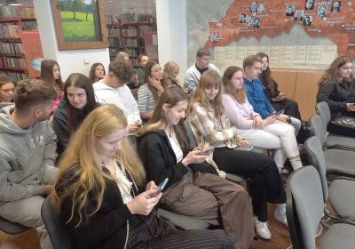 Študenti odpovedajúci na kvíz prostredníctvom mobilov