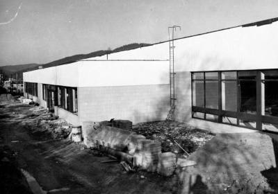 Okresná experimentálna knižnica - stavba pred dokončením,  r. 1982