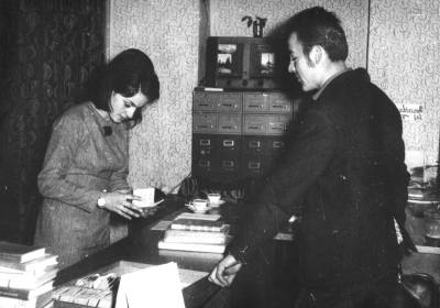 Okresná knižnica - výpožičný pult, r. 1968