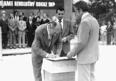 Položenie základného kameňa pre stavbu Okresnej experimentálnej knižnice, r. 1979