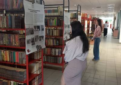 Študentky prezerajúce výstavu Diktatúra a demokracia v storočí extrémov