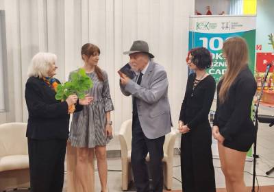 Uvedenie do života lipovou halúzkou, básnik s manželkou a vnučkami 